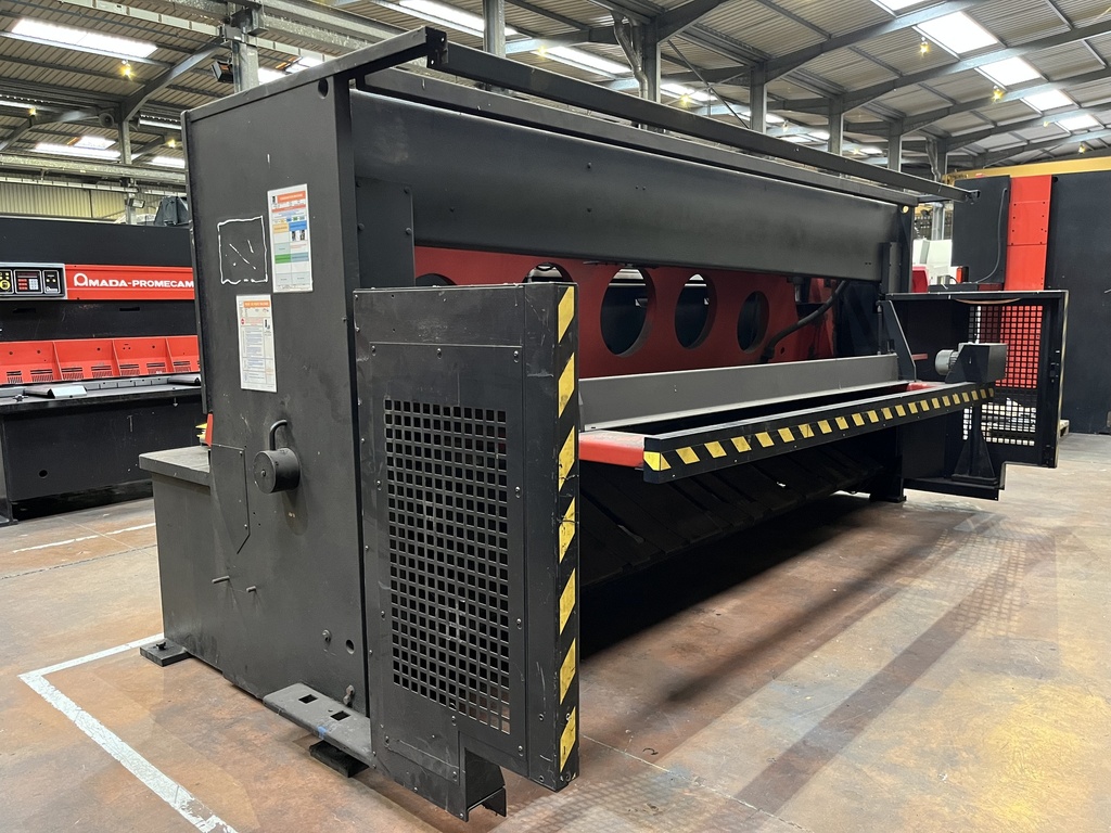 CISAILLE GUILLOTINE AMADA GX 840 GE