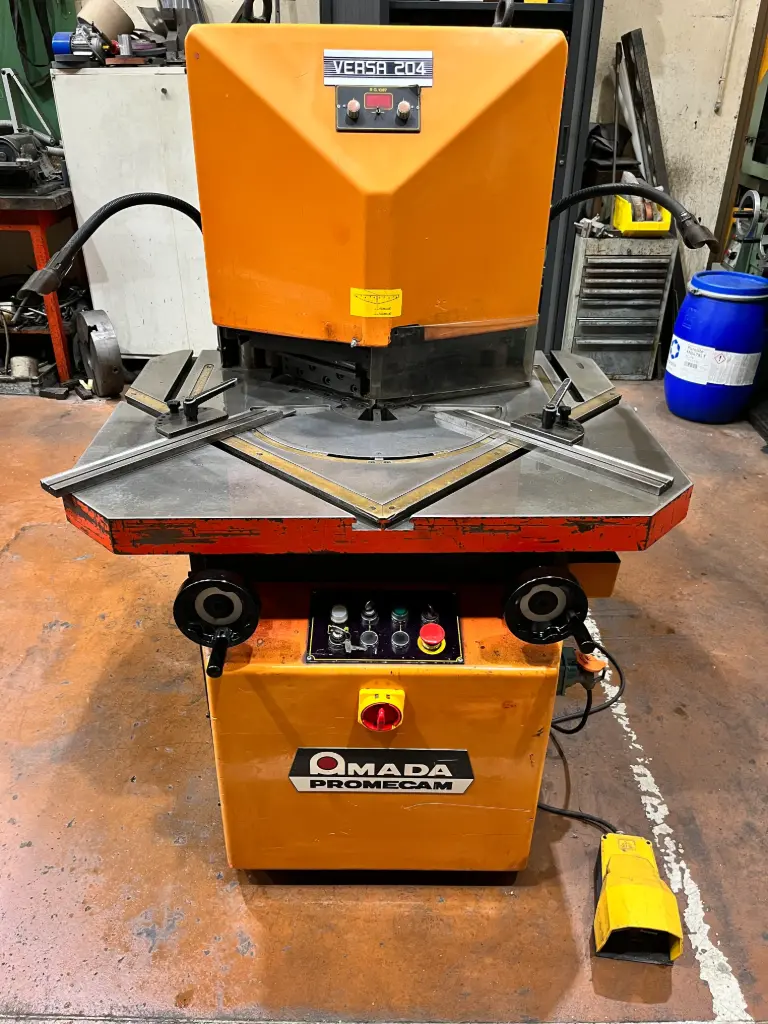 ENCOCHEUSE AMADA  VERSA 204 Angle variable